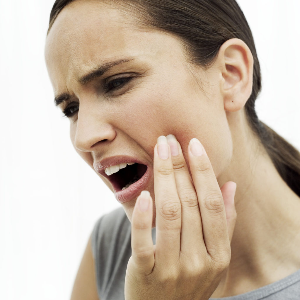 Nhổ răng cả tuần vẫn không há được miệng phải làm gì? Điều trị Trismus